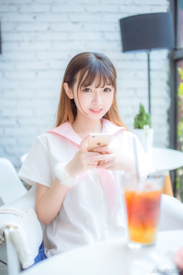 偶尔抱怨一次人生可能是某种情感的宣泄，也无不可，但习惯性的抱怨而不谋求改变，便是不聪明的人了。——三毛《亲爱的三毛》